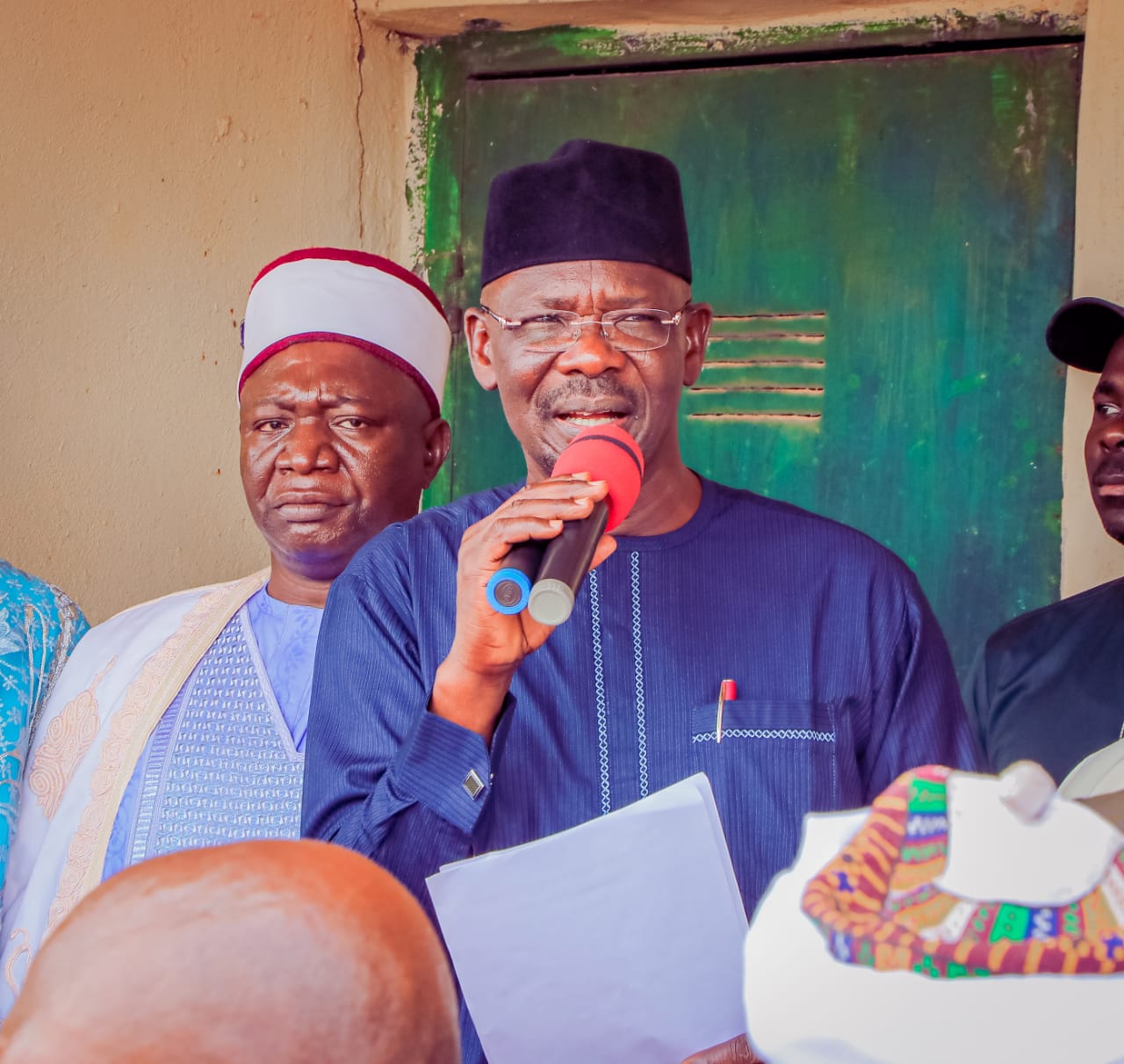 His Excellency, Engr. Abdullahi A. Sule, in company of Distinguished Senator Umaru Tanko Al-makura, distributes relief materials to victims of recent flood in Tunga, Awe Local Government Area, on Sunday, October, 2, 2022.