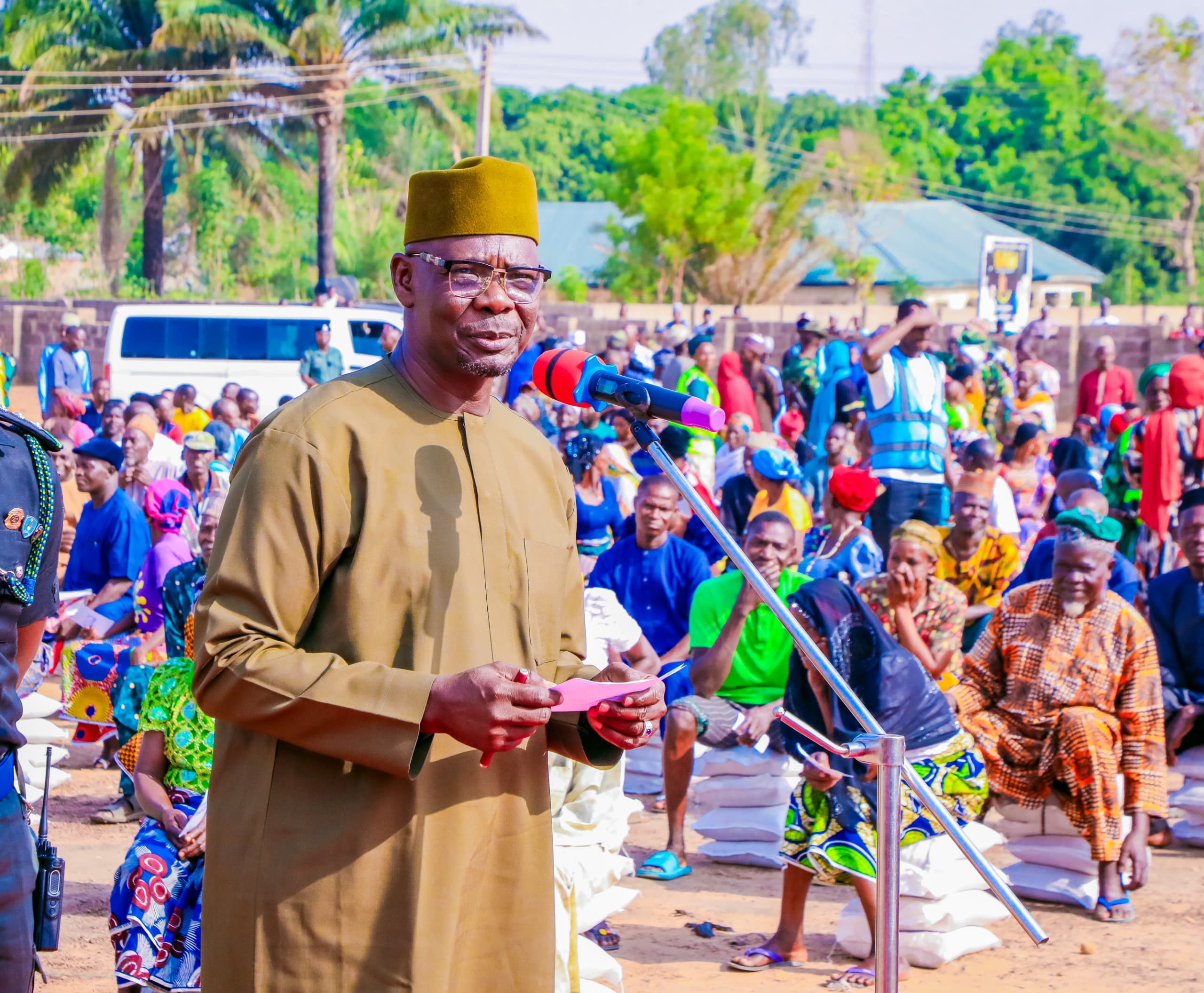 His Excellency, Engr. Abdullahi A. Sule in Jankwe development area of Obi local Government where he flag-off 3rd phase of distribution of rice along with five (5,000) thousand naira to each beneficiary.