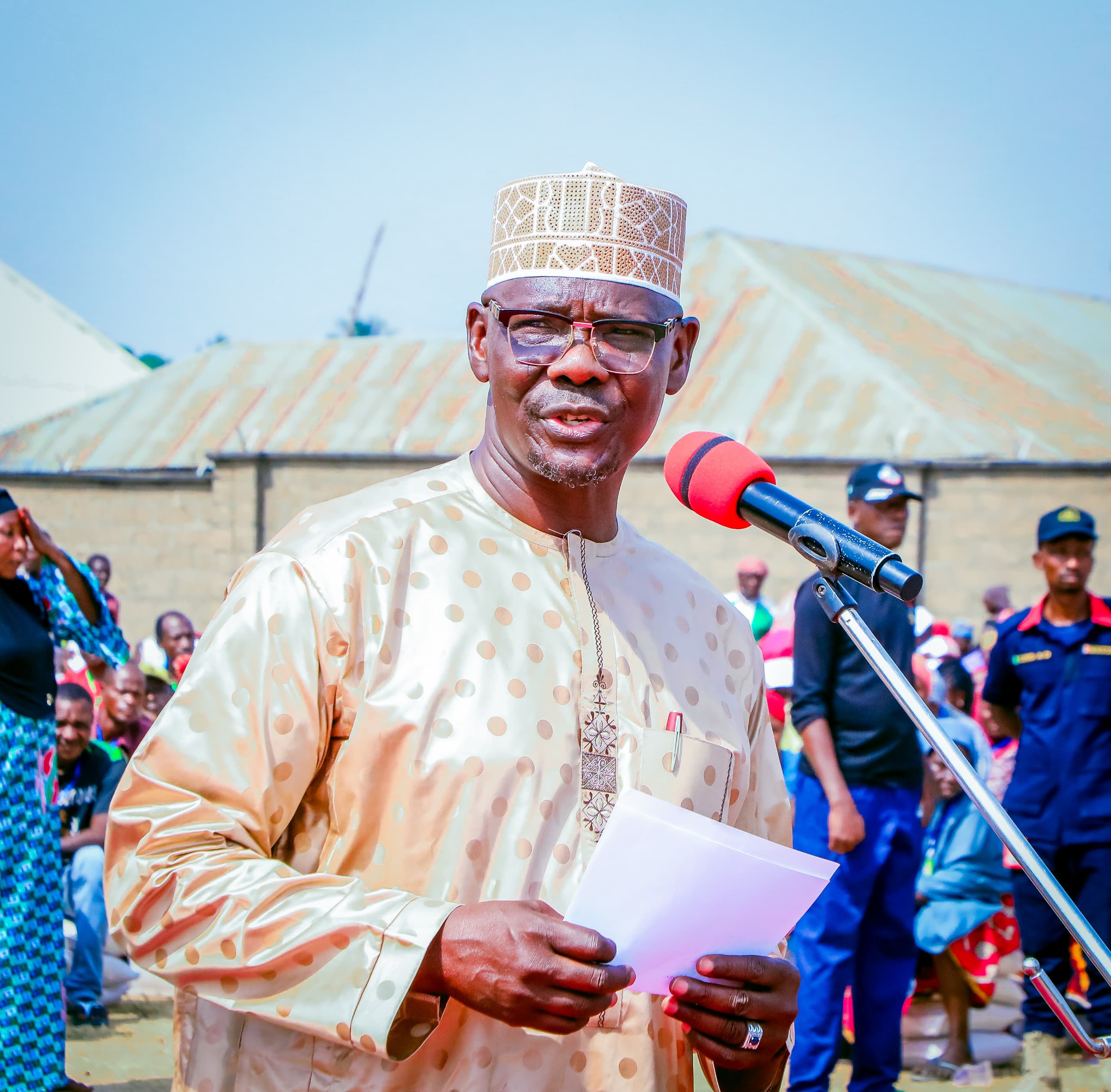 Nasarawa State Governor, His Excellency, Engr. Abdullahi A. Sule was in Akwanga Local Government Area of the State where he personally supervised the distribution of palliatives to indigent people from the 11 electoral wards that makes up Akwanga.