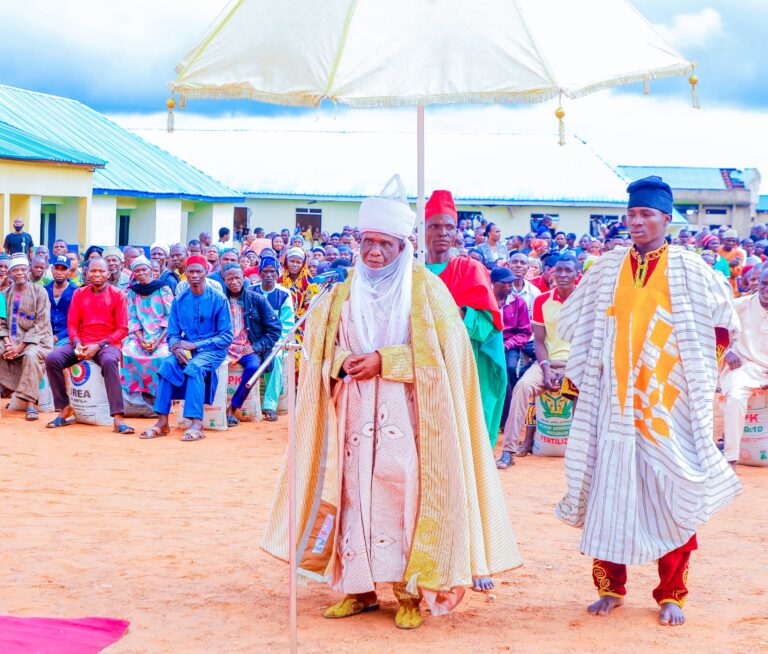 His Excellency, Engr. Abdullahi A. Sule supervised the distribution of 1300 bags of the commodity to farmers from the 13 wards of the LGA.