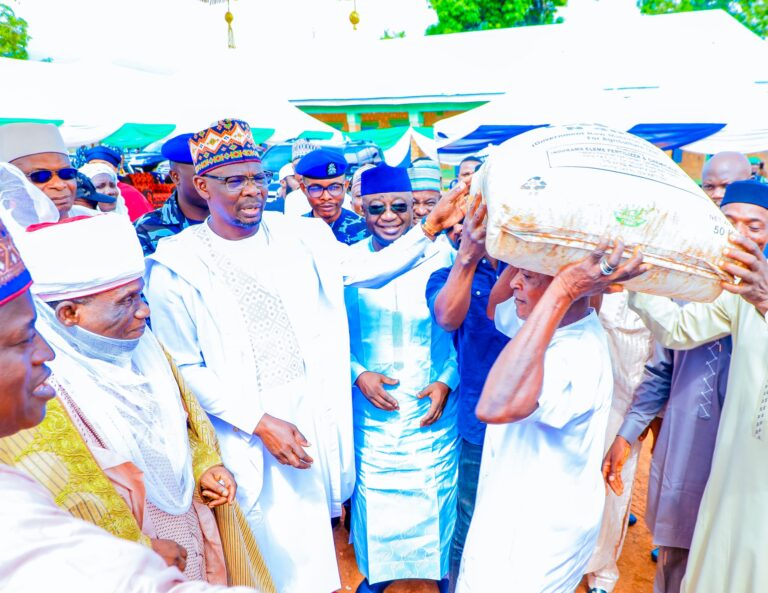 AKWANGA LGA GETS IT’S SHARE OF FG FREE FERTILIZER as His Excellency, Engr. Abdullahi A. Sule monitored the distribution of 1100 bags to farmers in the 11 wards of the LGA.